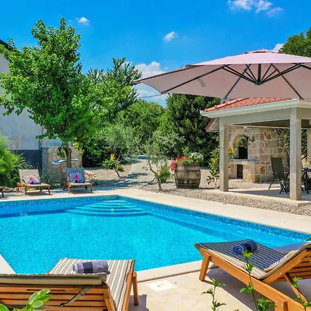 3 Bedroom Pet Friendly In *