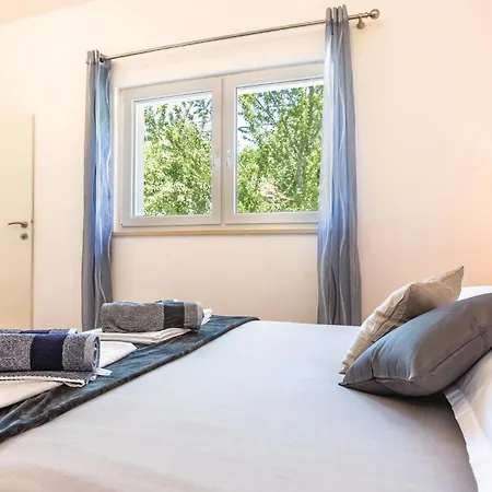 3 Bedroom Pet Friendly In Sumet