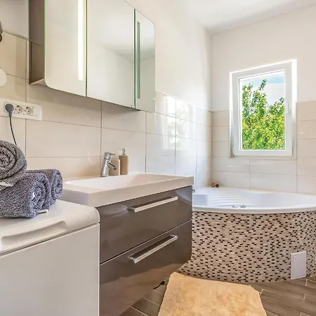 3 Bedroom Pet Friendly In * Sumet