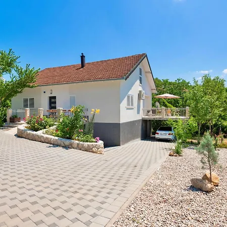 3 Bedroom Pet Friendly In * Sumet